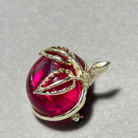 Vintage Sarah Coventry Pink Red Lucite Gold Tone Domed Apple Pin Brooch - Picture 12 of 15